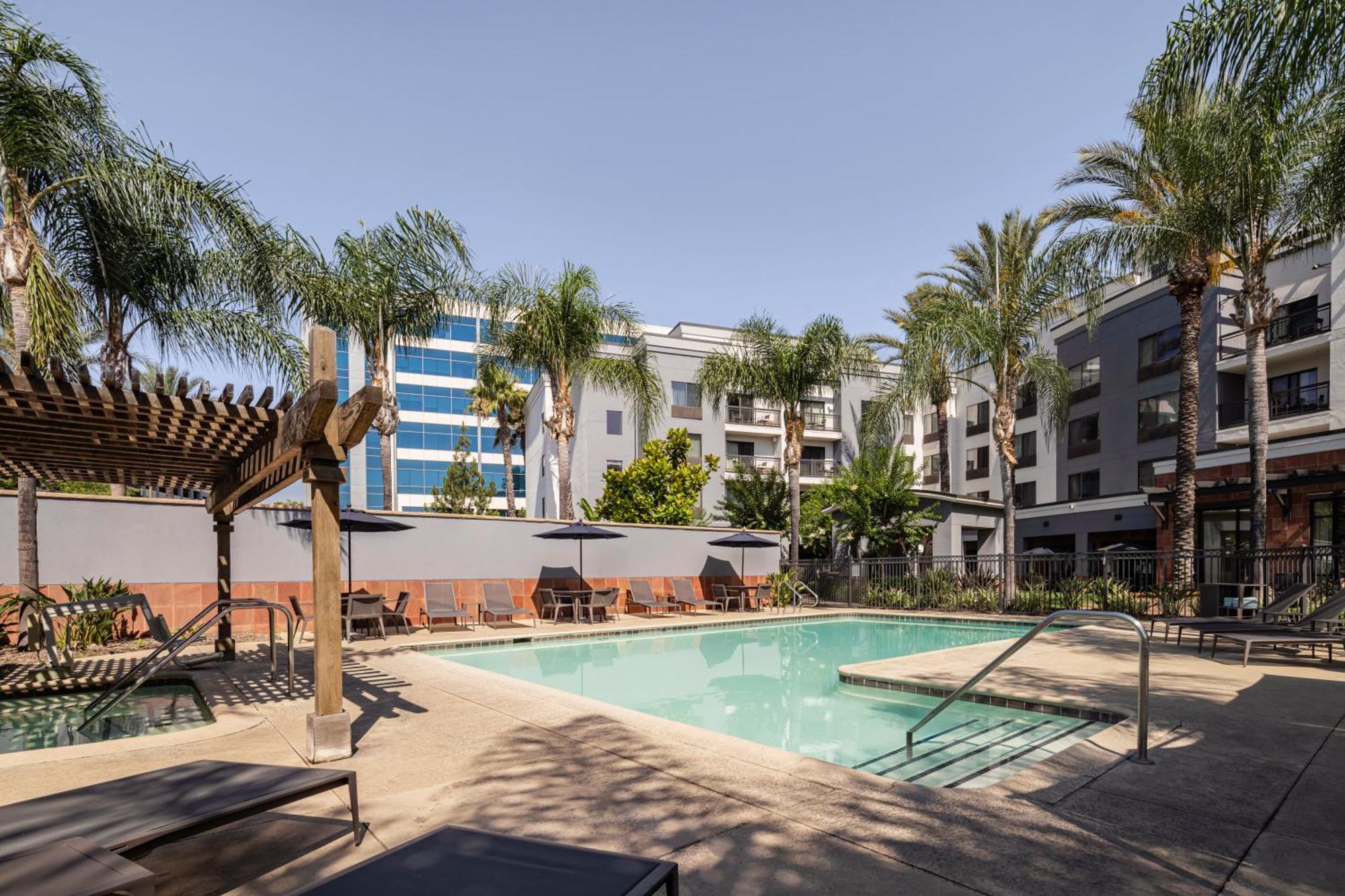 Courtyard Los Angeles Burbank Airport Exterior photo