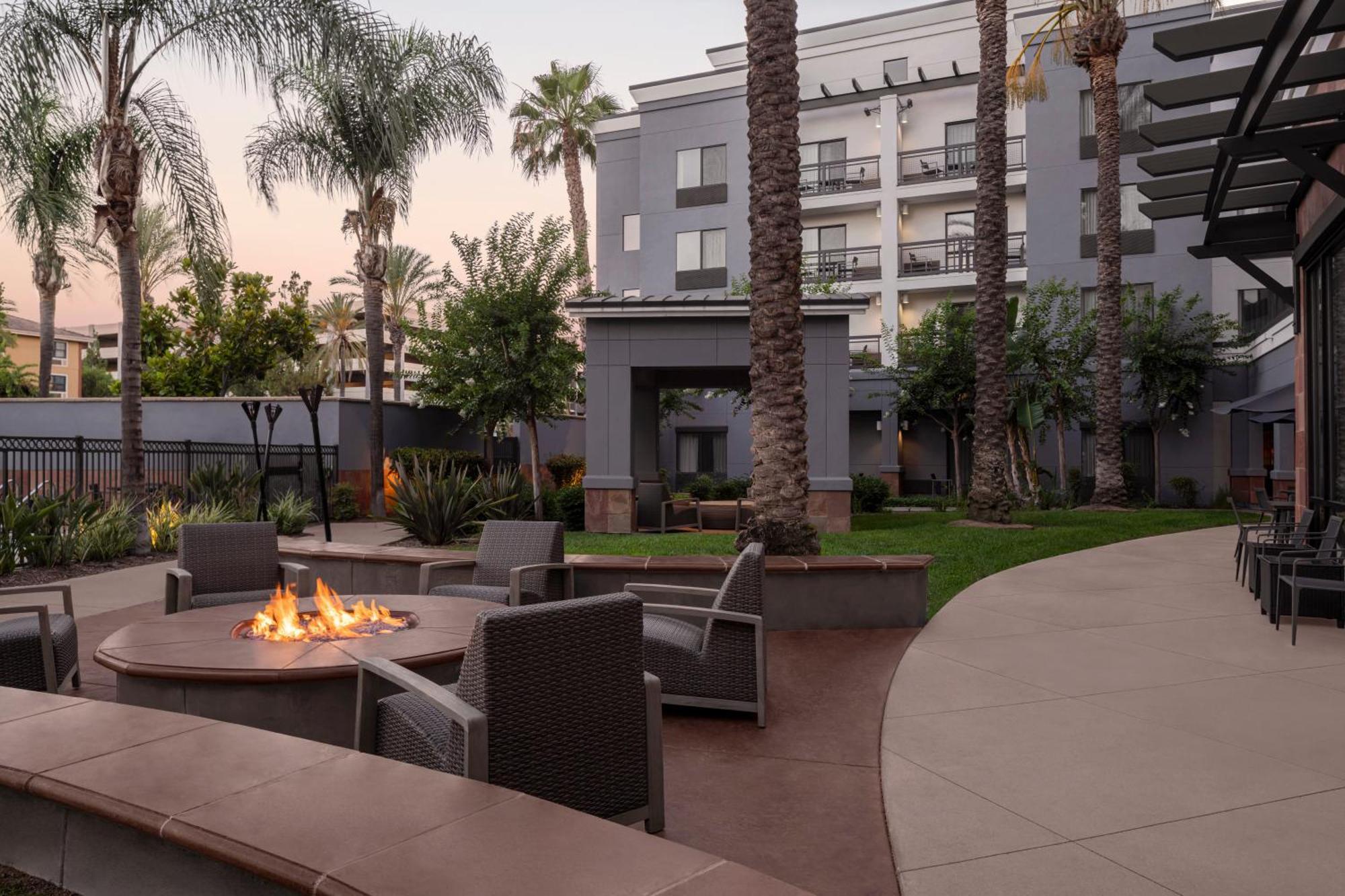 Courtyard Los Angeles Burbank Airport Exterior photo