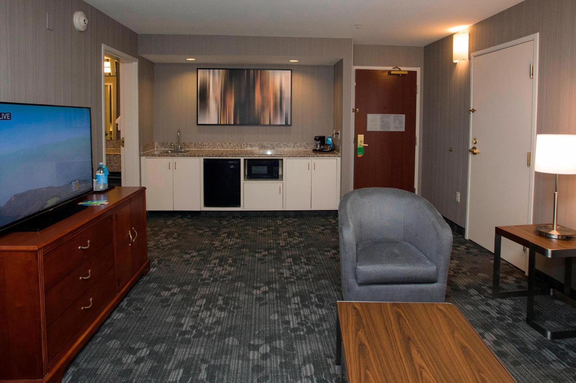 Courtyard Los Angeles Burbank Airport Exterior photo